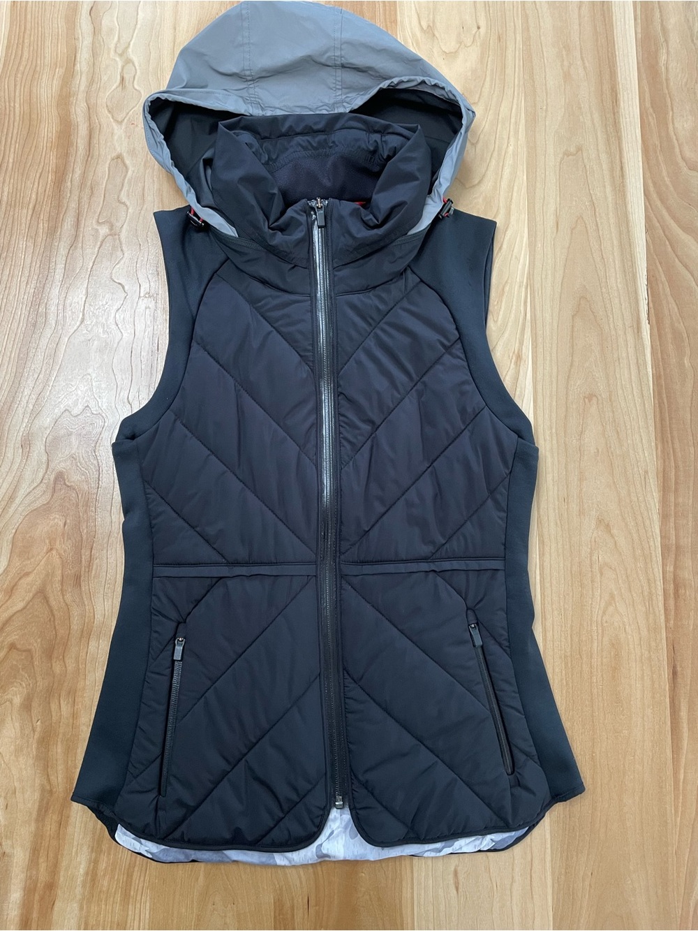 Athleta Small Wind Sprint Vest Quilted Primaloft Reflective Hood Windproof Zip